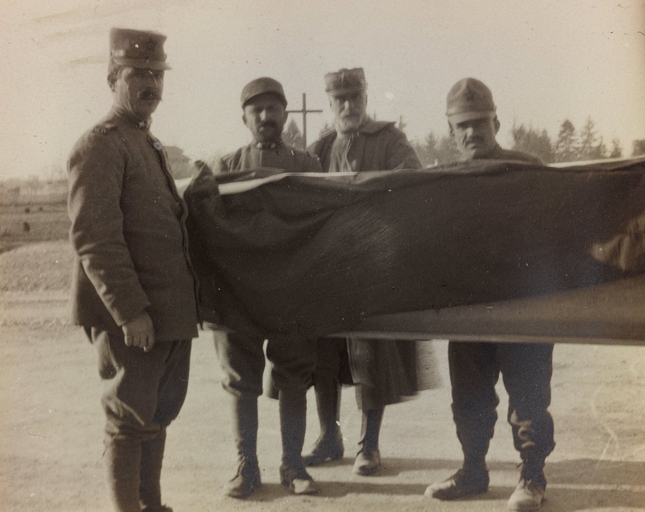Album "Images de la guerre II": soldats italiens portant le cercueil d