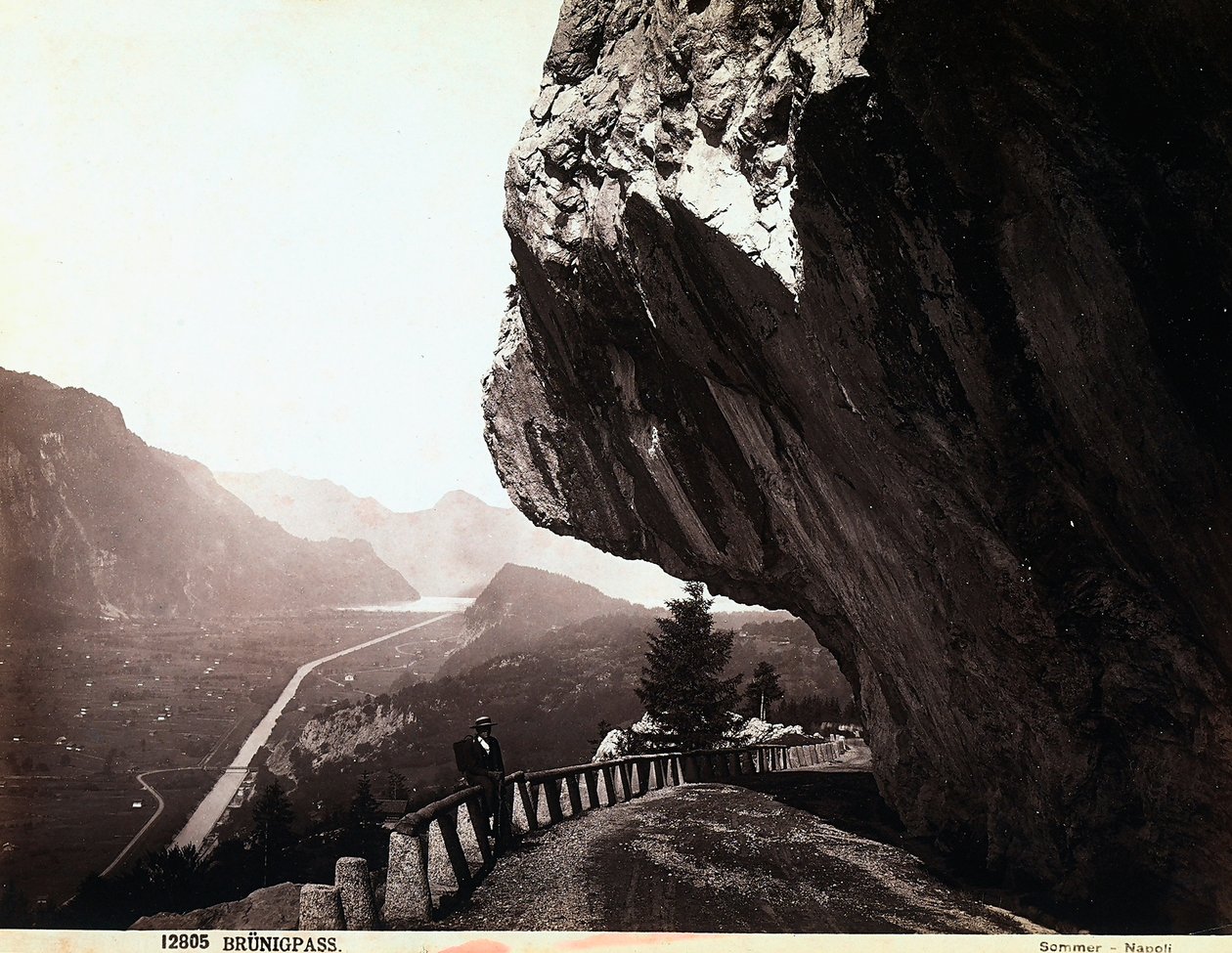 Une route dans les montagnes du col du Brünig, en Suisse - Giorgio Sommer