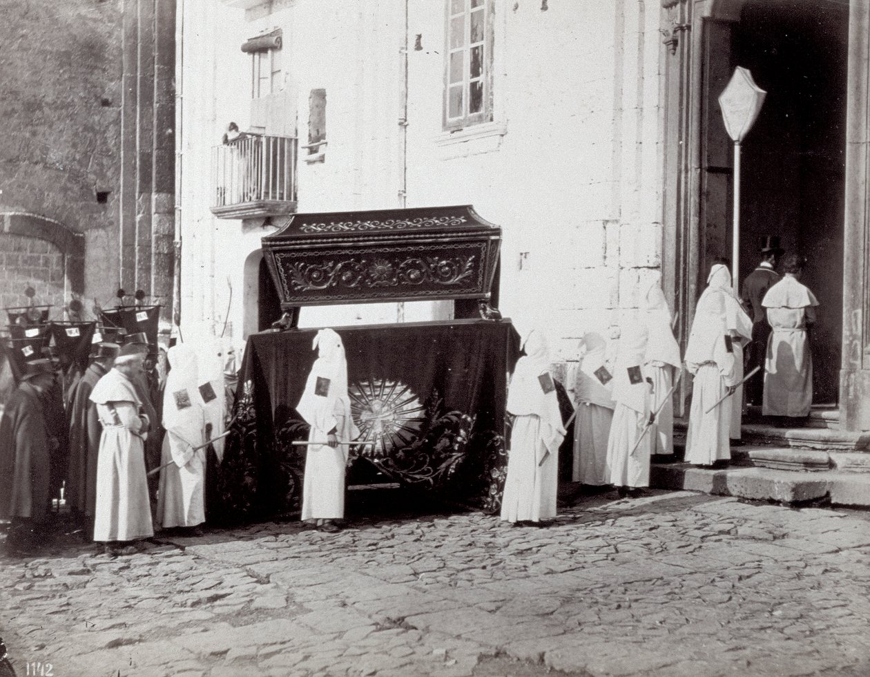 Procession funéraire de la Congrégation de San Francesco à Naples. Au premier plan, devant une église, de nombreux 