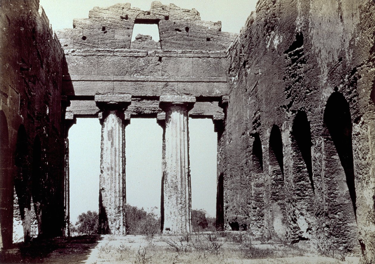 Intérieur du Temple de la Concordia dans la Vallée des Temples à Agrigente. Au premier plan, deux colonnes doriques; sur les côtés, un mur périmétrique arqué - Giorgio Sommer