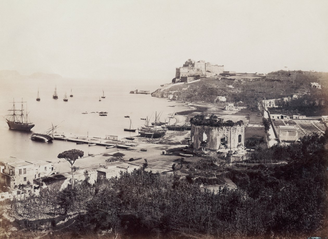 Panorama du pittoresque golfe de Baia (Naples), parsemé de voiliers. Au premier plan, en face du petit quai, se trouve le Temple de Vénus. À l