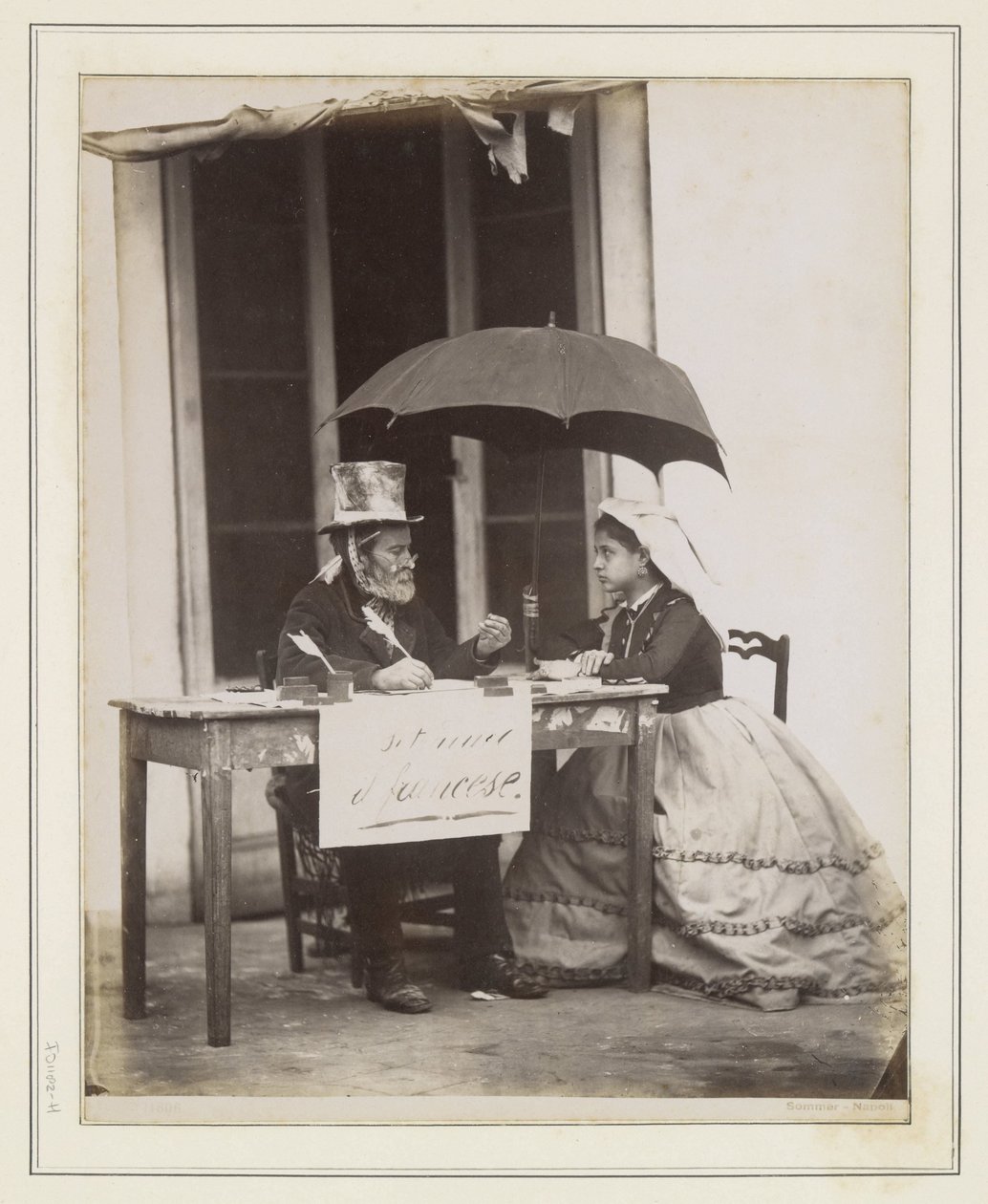 Écrivain avec une jeune femme à une table dans une rue en Italie - Giorgio Sommer