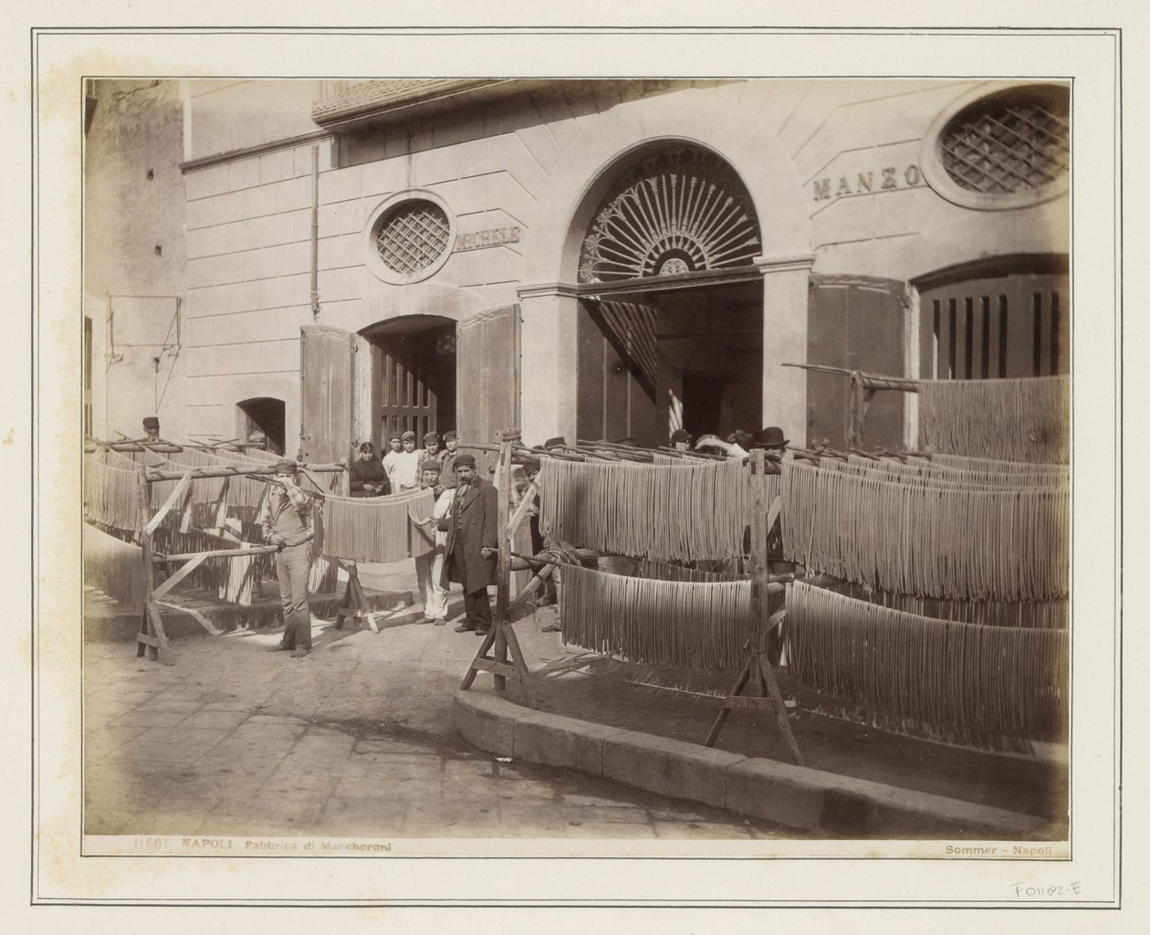 Scène de rue à Naples avec la boutique du fabricant de pâtes Michele Manzo et des séchoirs à pâtes - Giorgio Sommer