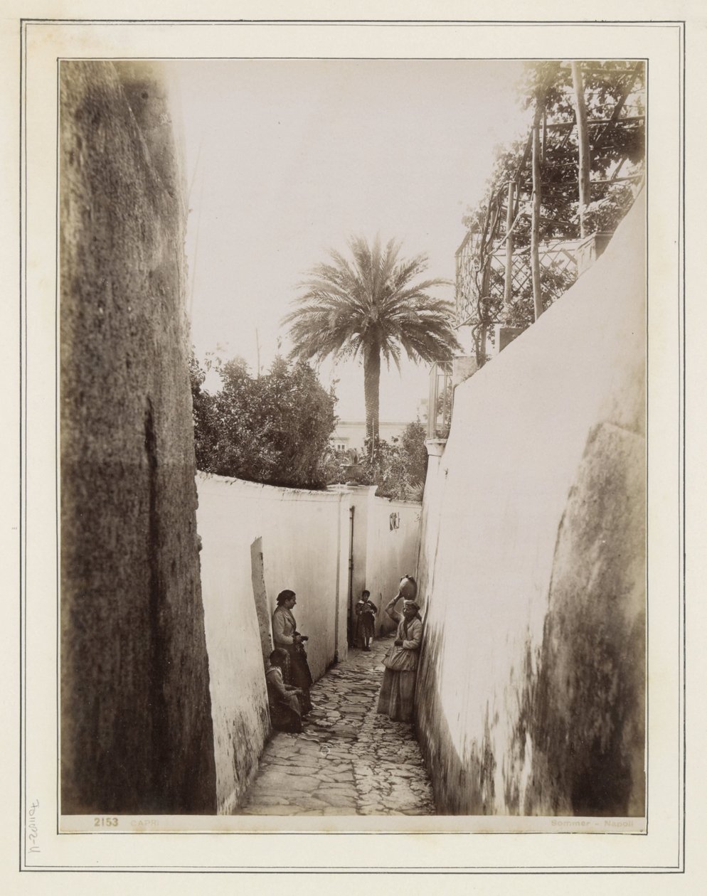 Femmes et enfants dans une ruelle à Capri - Giorgio Sommer