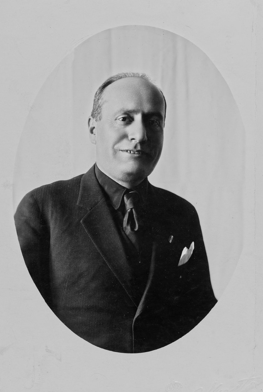 Album "Duce" : photo de passeport de Benito Mussolini en civil - Giovanni Agosto