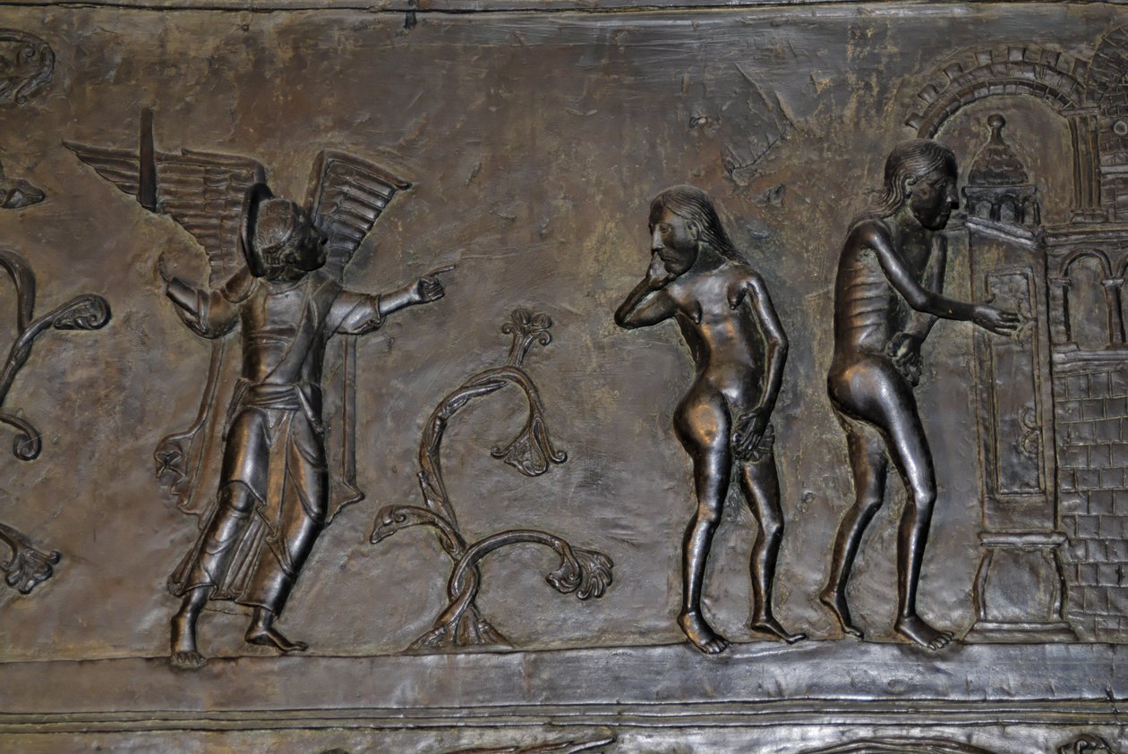 Art ottonien : Adam et Ève expulsés du Paradis. Vers 1015. Sculpture sur l