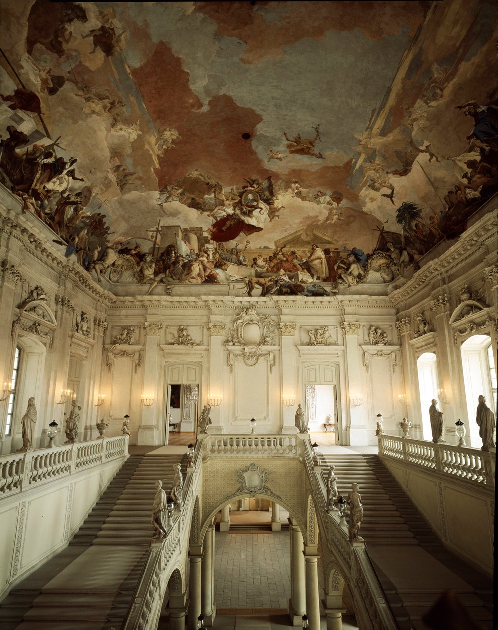 Vue du Grand Escalier et plafond décoré par Giovanni Battista Tiepolo (1696-1770), représentant l