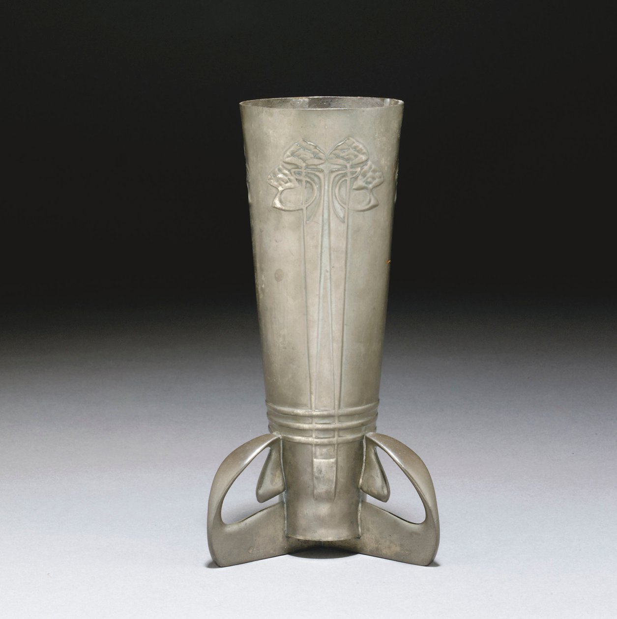 Un vase en étain Tudric - Giovanni Bigatti