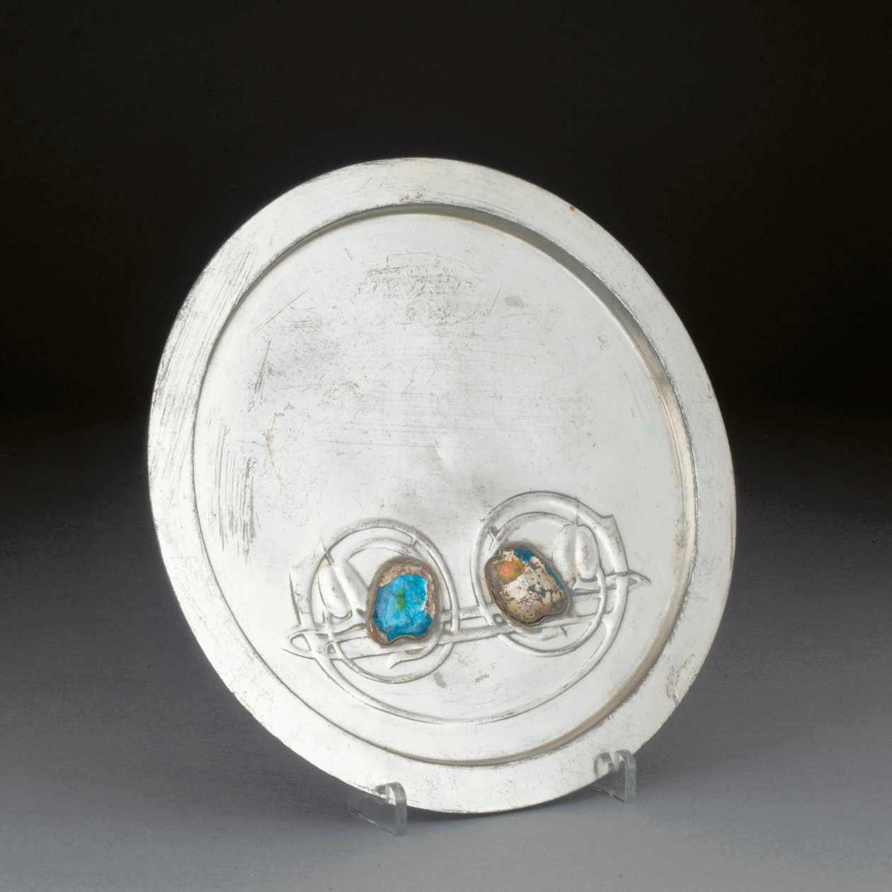 Une assiette en étain anglais avec des émaux turquoise - Giovanni Bigatti