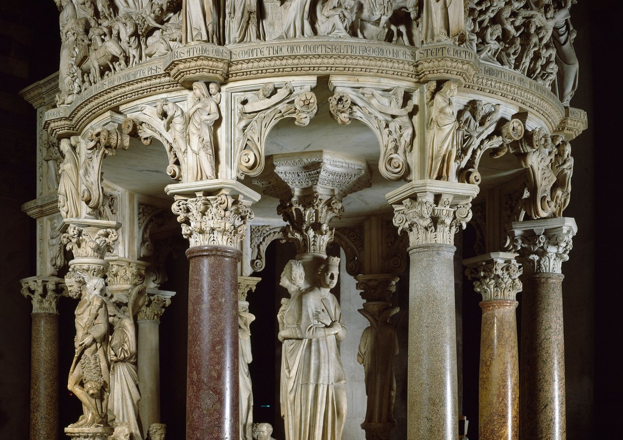 Vertus théologales et Hercule à gauche (détail) de groupes sculptés soutenant la chaire. Sculpture en marbre de Giovanni Pisano (1248-1314). 1302-1311 Cathédrale de Pise (Duomo di Santa Maria Assunta di Pisa), Italie - Giovanni Pisano