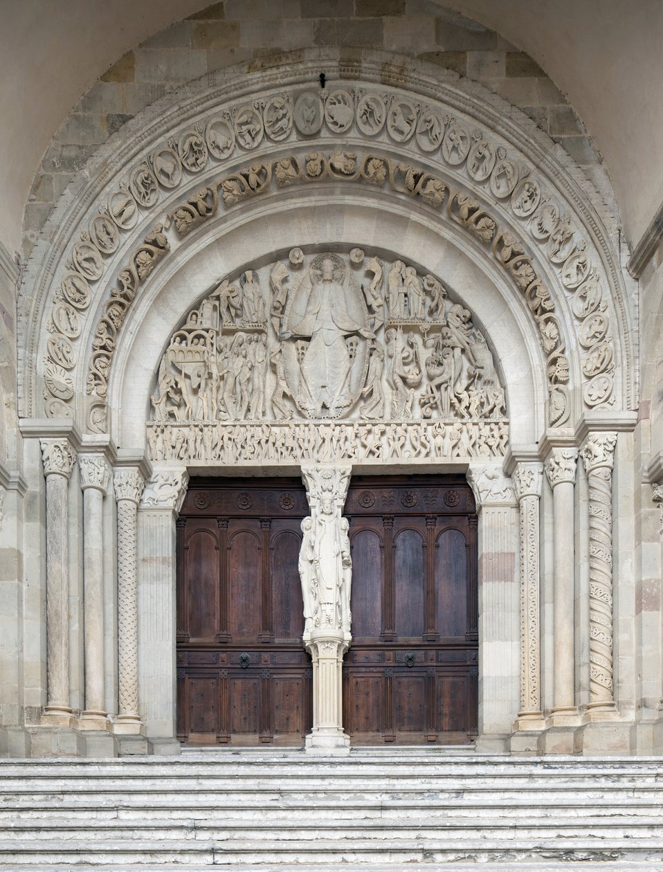 Le Jugement Dernier, portail central de la cathédrale Saint-Lazare, Autun, France - Gislebertus