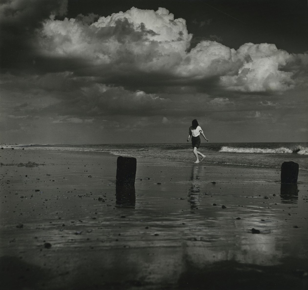 Enfant jouant avec les vagues à la plage - Godfrey Macdominic