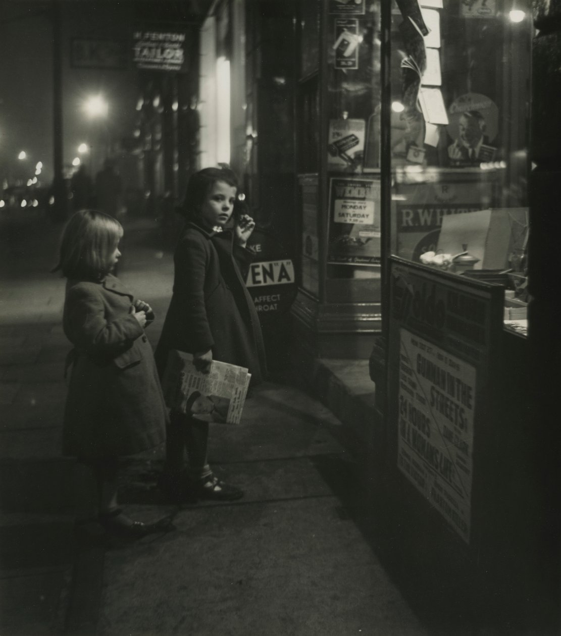 Deux petites filles en manteaux d