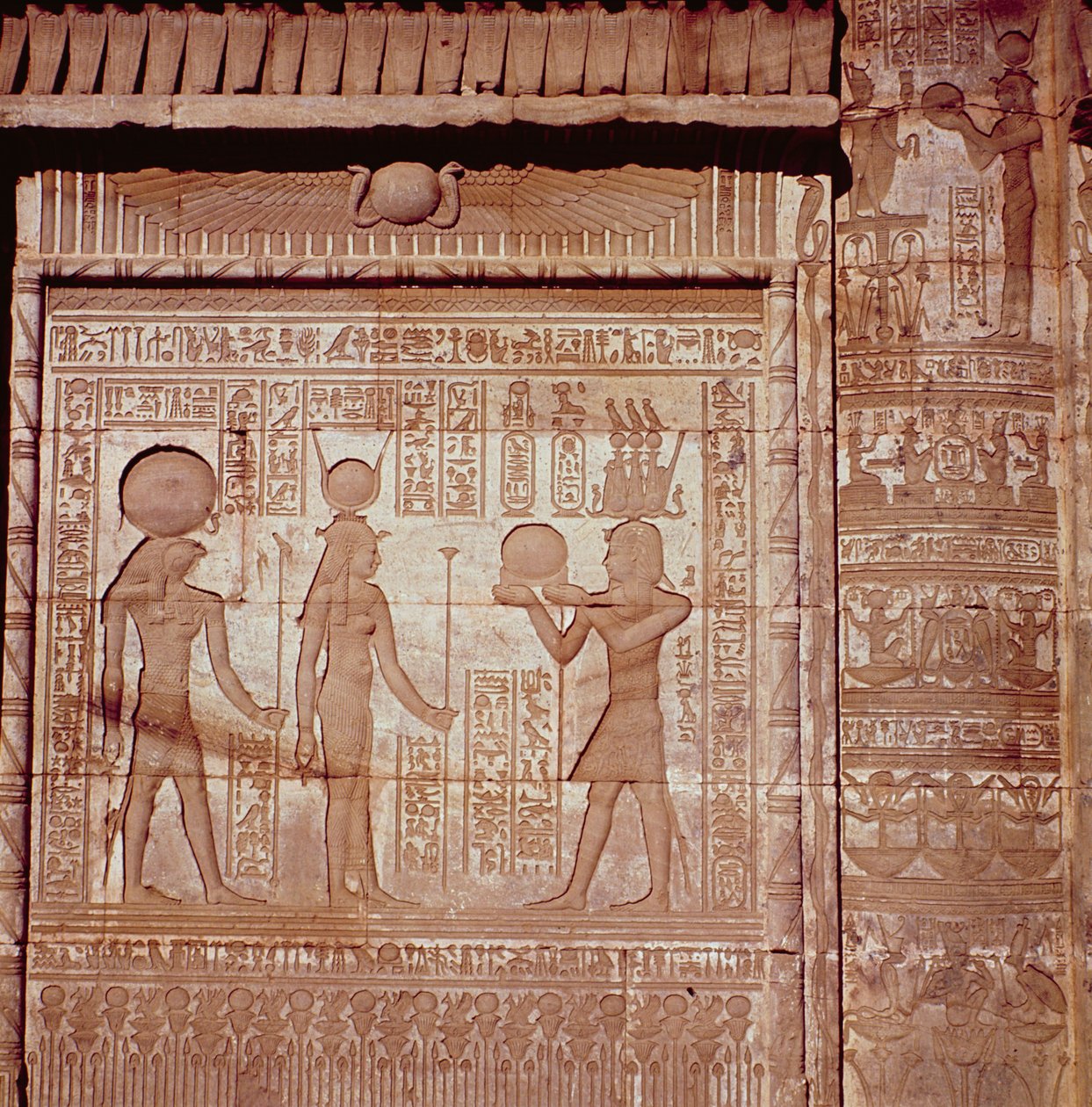 Relief représentant un pharaon faisant une offrande à Hathor et Horus, de la Maison de Naissance romaine, ou Mammisi, à Dendérah, c.125 av. J.-C.-60 apr. J.-C. - Greco Roman