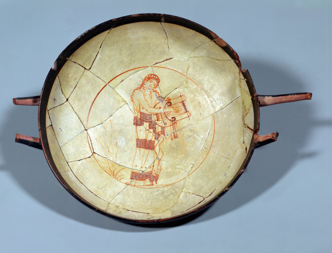 Coupe sans pied, Muse debout jouant de la lyre, attribuée au peintre d