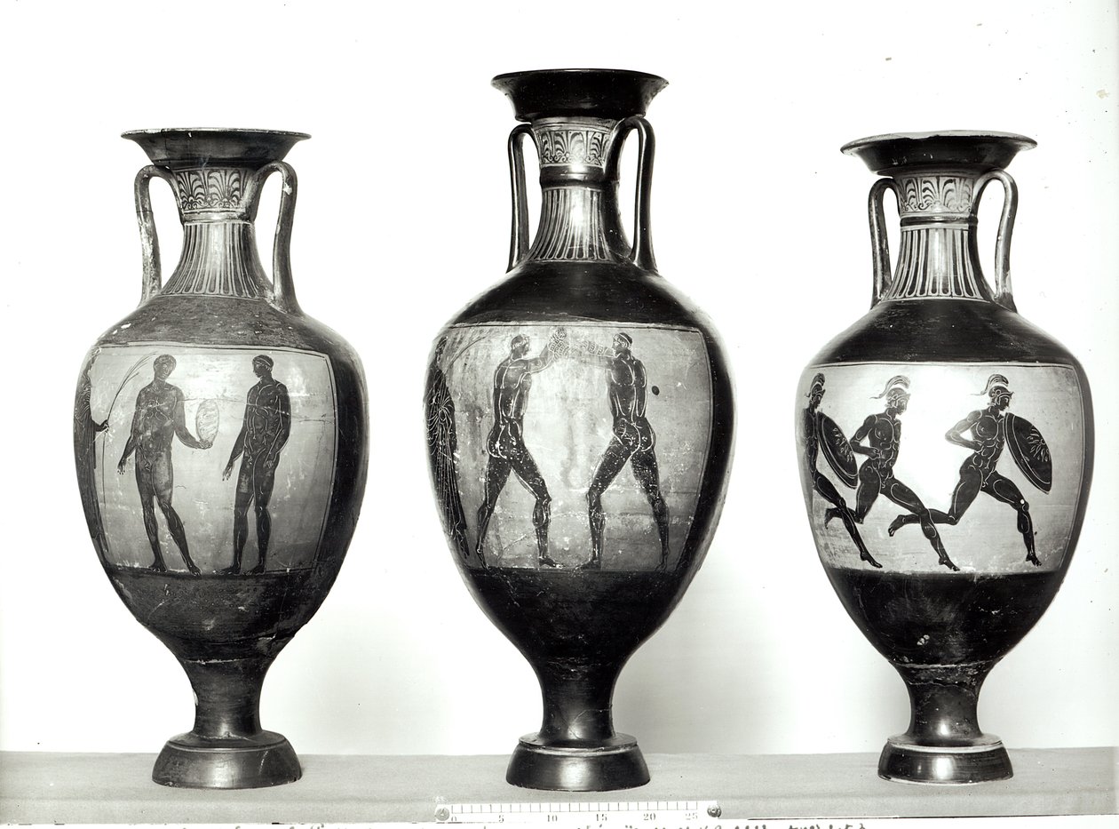 Trois amphores panathénaïques représentant un athlète recevant un trophée, Boxeurs et Athlètes, 580-520 av. J.-C. (céramique) - Greek