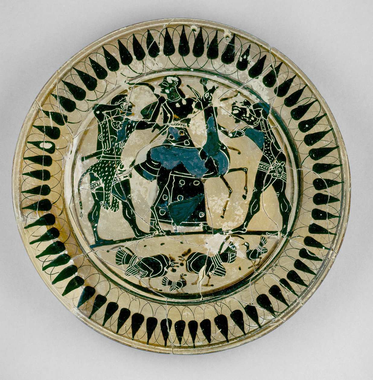 Assiette à figures noires attiques décorée d