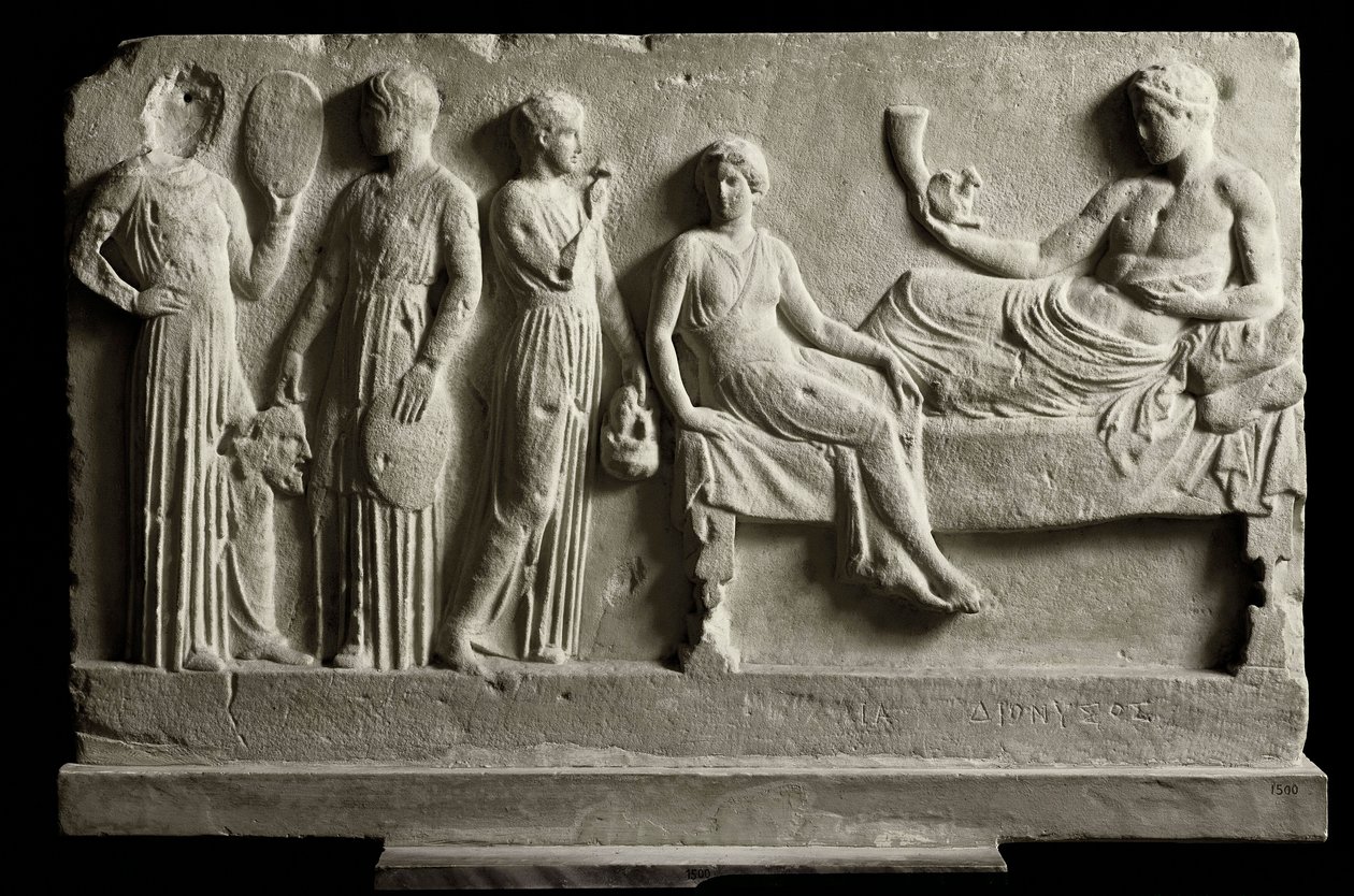 Art grec : bas-relief votif en marbre dédié à Dionysos Bacchus par des comédiens, Il représente "Les Bacchantes" d