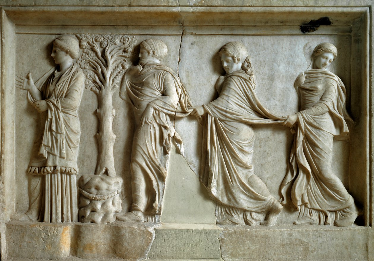 Art grec : bas-relief représentant trois nymphes suivant une jeune femme - Greek