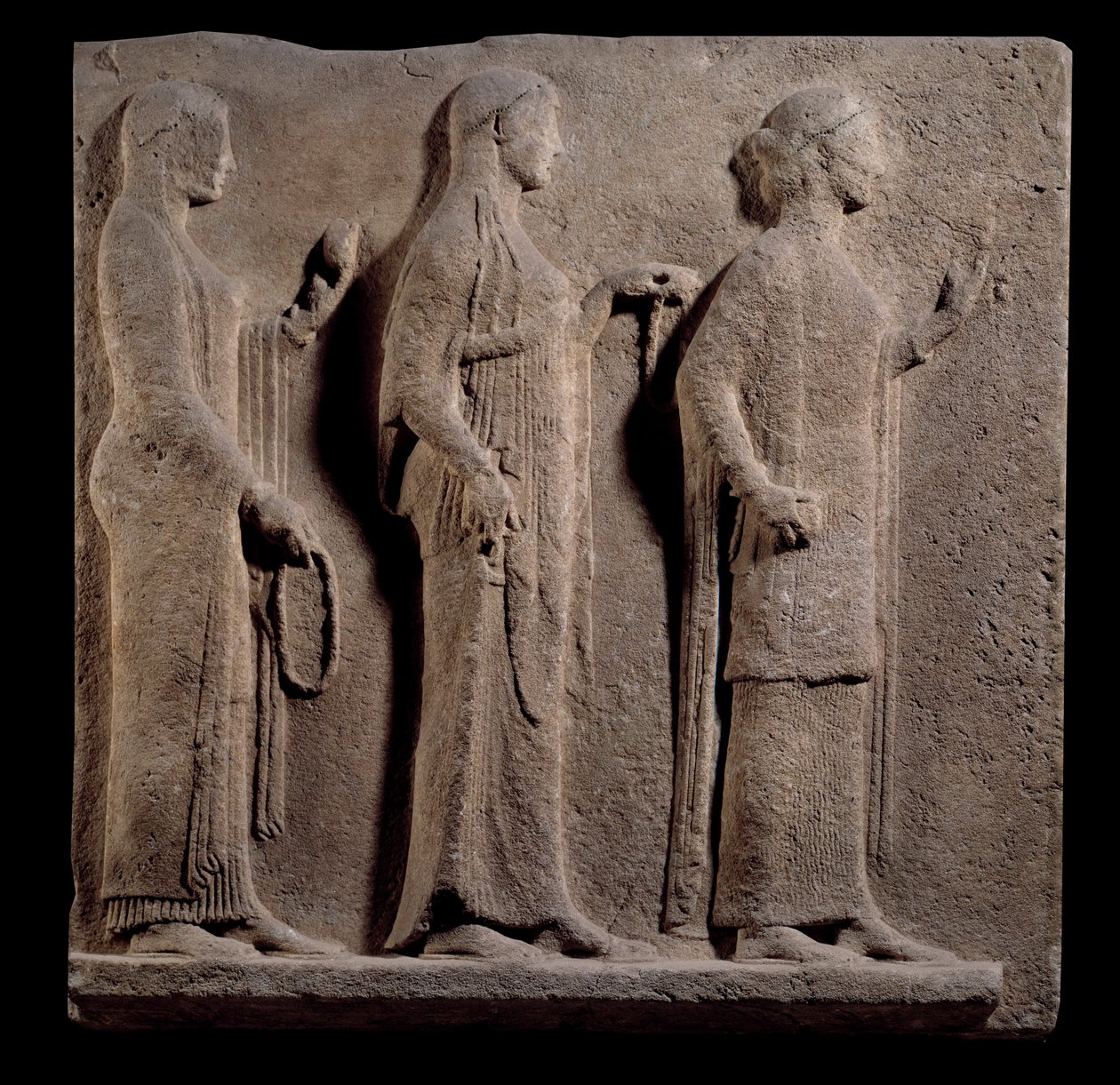 Art grec : plaque du passage des Théores : face représentant les grâces. Bas-relief en marbre de l