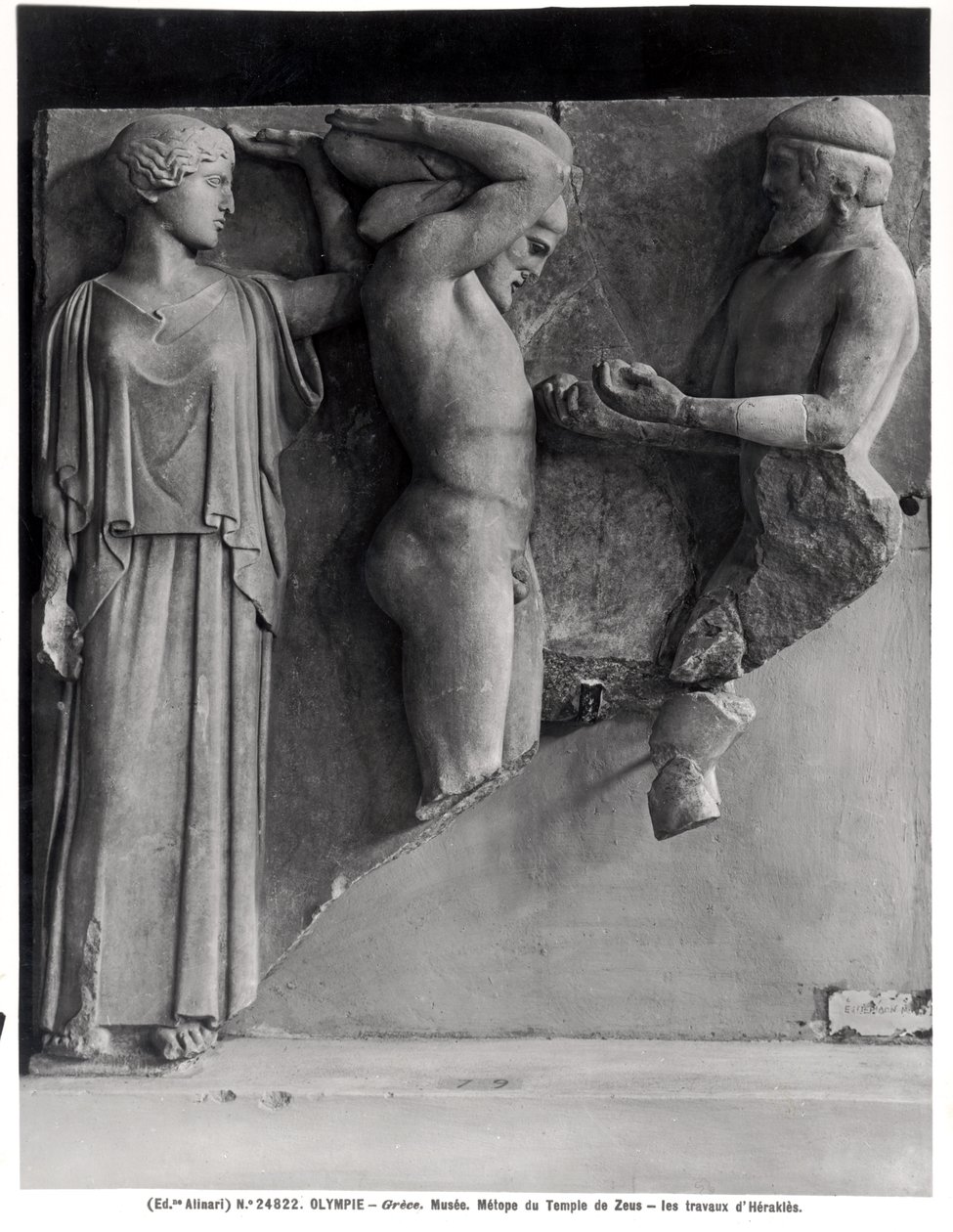 Metope X du Temple de Zeus représentant Hercule recevant les pommes d