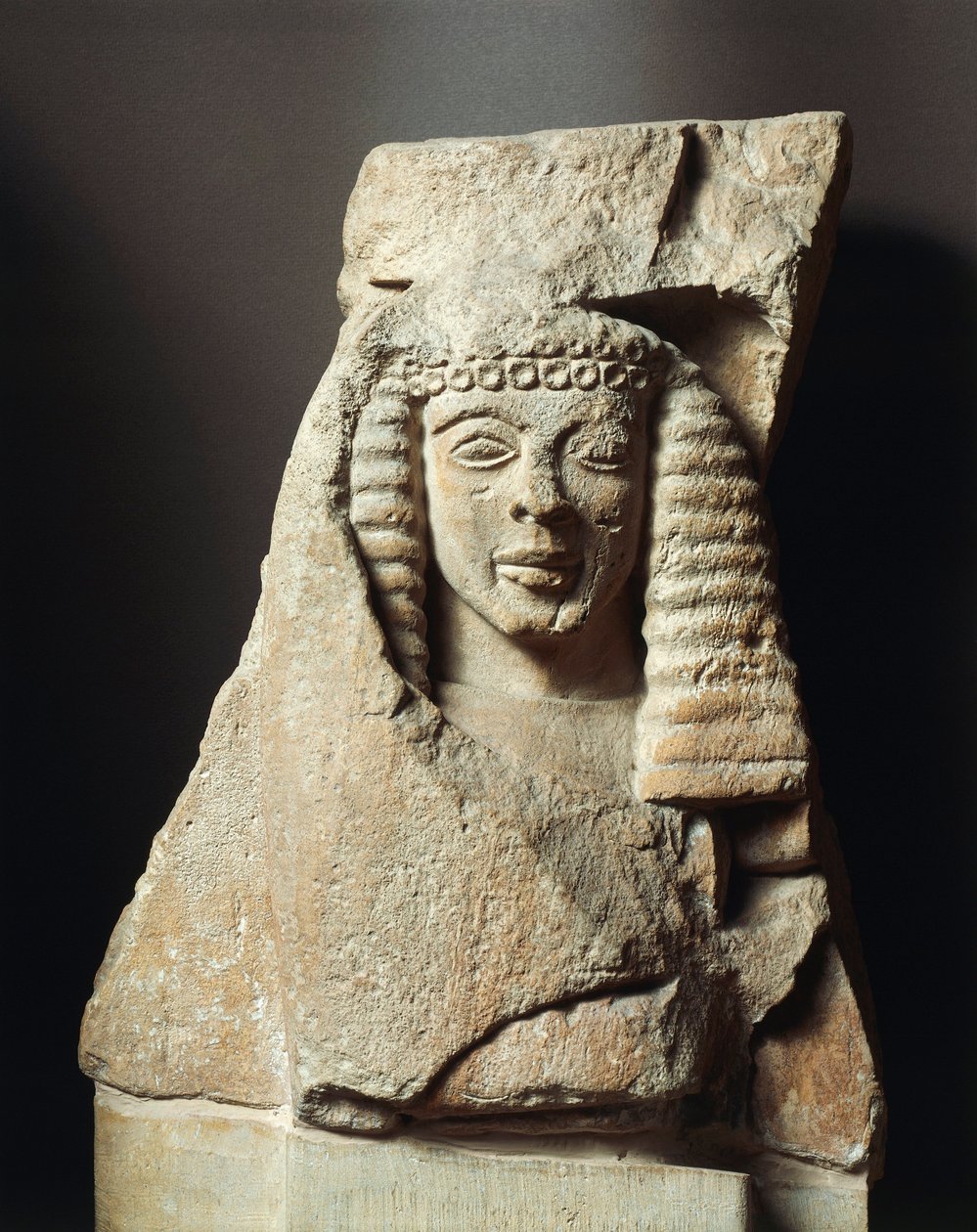 Fragment de métope avec figure féminine, de Mycènes, Grèce, 7ème siècle av. J.-C. (calcaire) - Greek