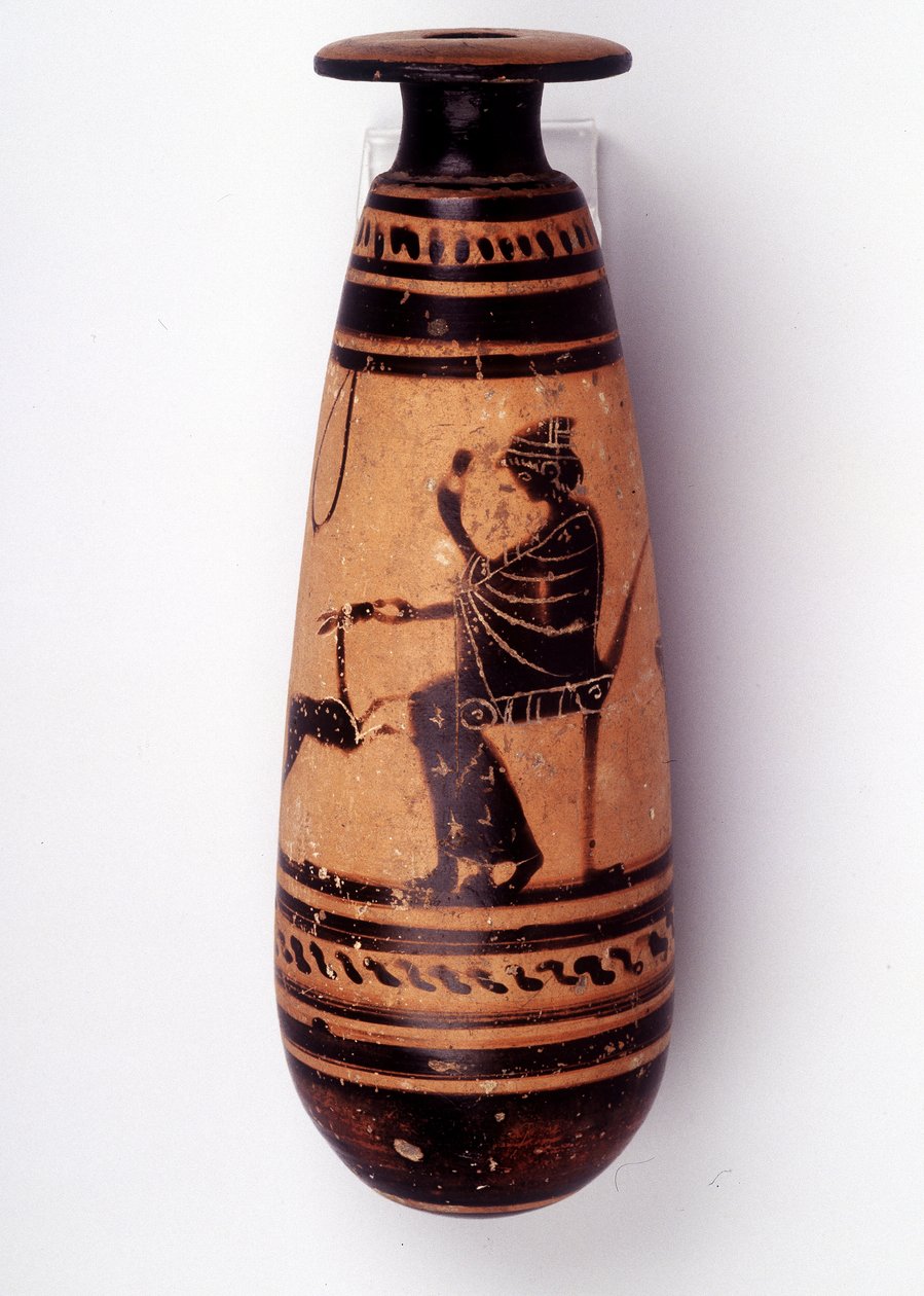 Peinture sur vase : alabastre utilisé pour contenir le parfum : une face représente une femme jouant avec une biche et tenant une fleur. Son panier pour tenir la laine est derrière elle. 500 av. J.-C. BNF, Cabinet des Médailles. - Greek