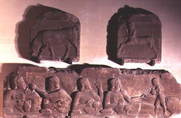 Deux métopes représentant un centaure et un sanglier et une frise représentant Héraclès festoyant, du temple d