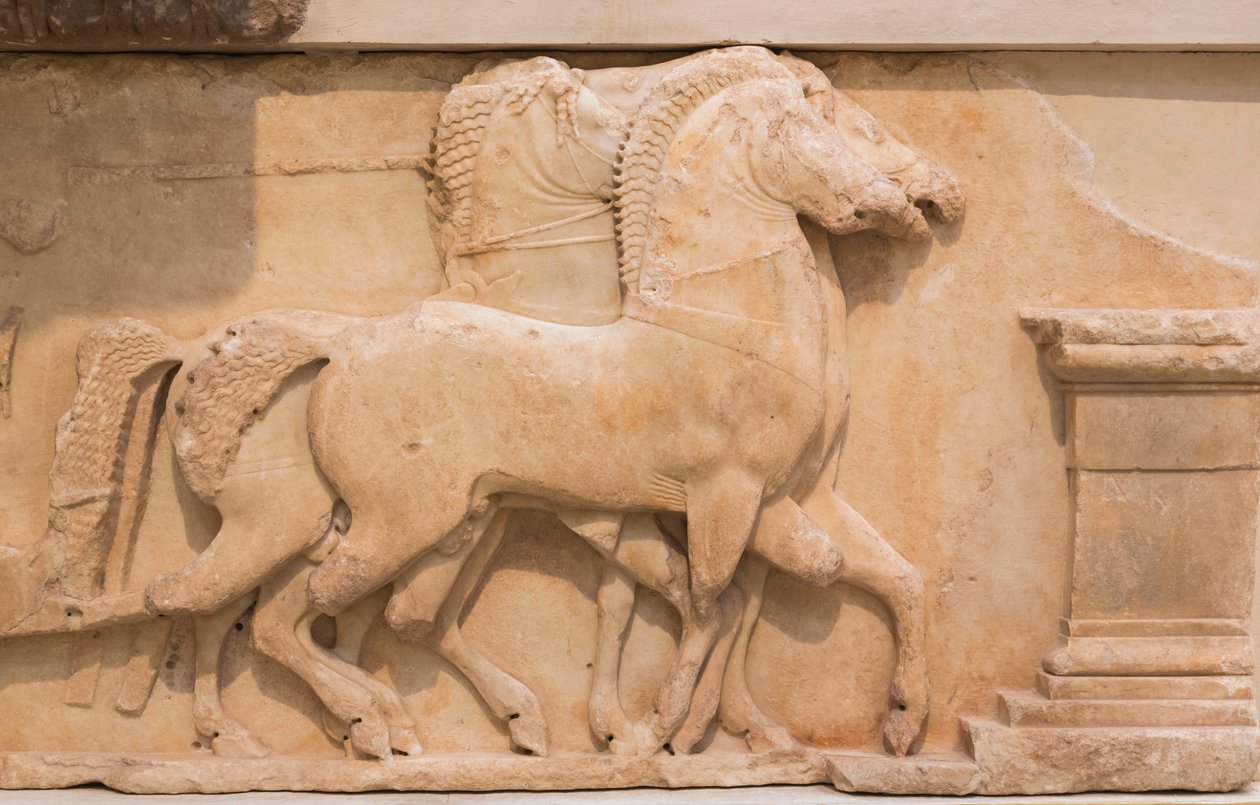 Quadrige tiré par quatre chevaux du frise sud du Trésor des Siphniens, construit vers 530-480 av. J.-C. - Greek