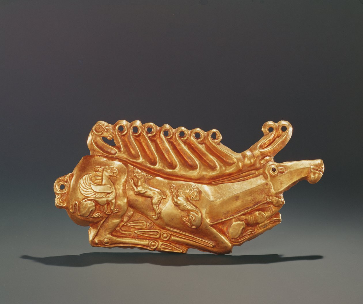 Cerf couché, décoré sur le corps avec des figures de griffon ailé, lièvre, lion, chien et tête de bélier - Greek School