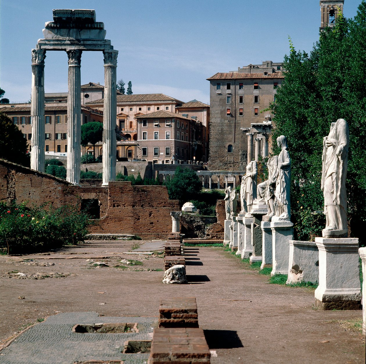 Forum romain : statues des vestales. Maison des vestales (Casa delle Vestali ou Atrium Vestae). À gauche, le temple grec des Dioscures (ou temple de Castor et Pollux) (5ème siècle av. J.-C.). Rome - Greek or Roman