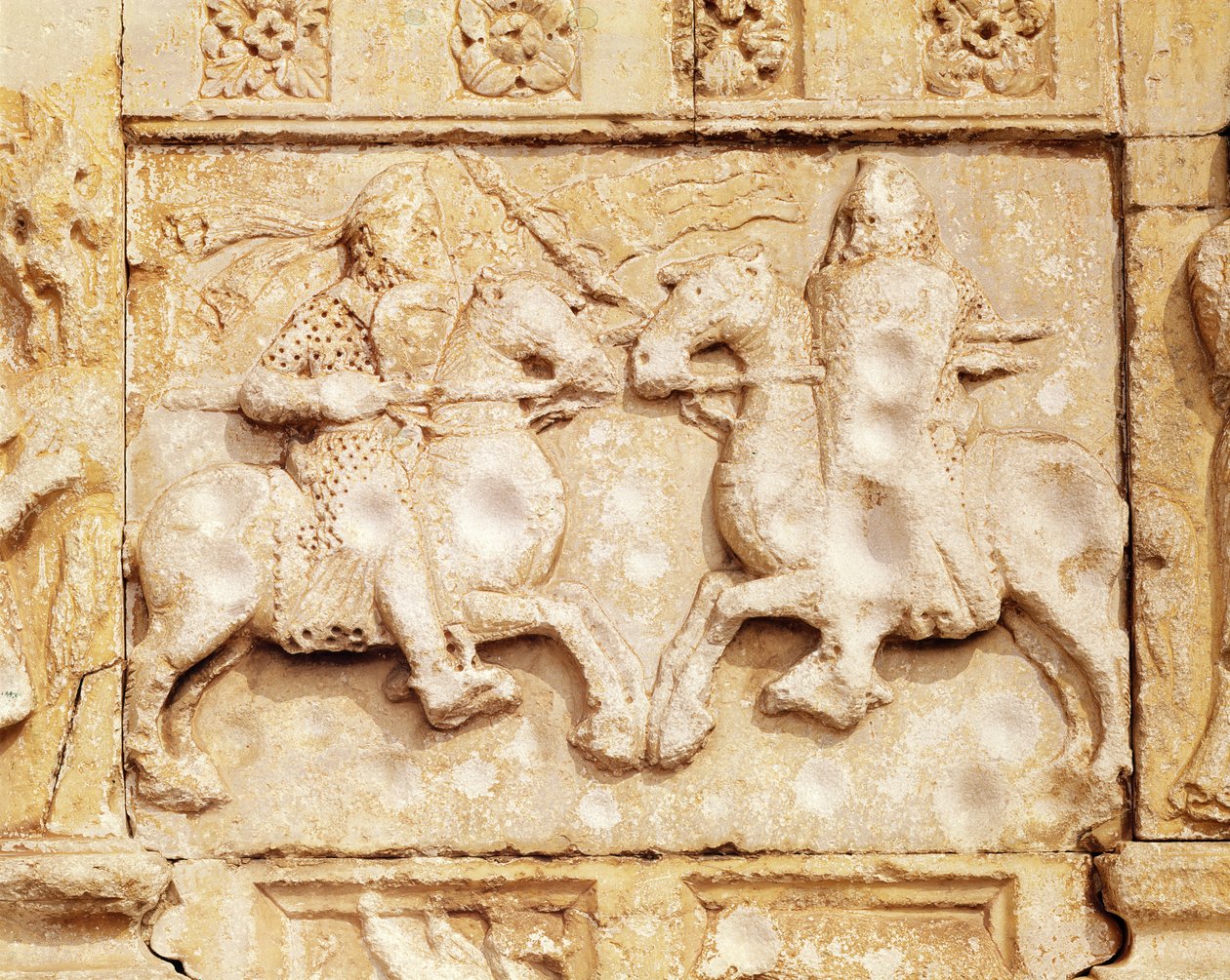 Deux chevaliers en combat, relief à gauche du portail principal - Guglielmo