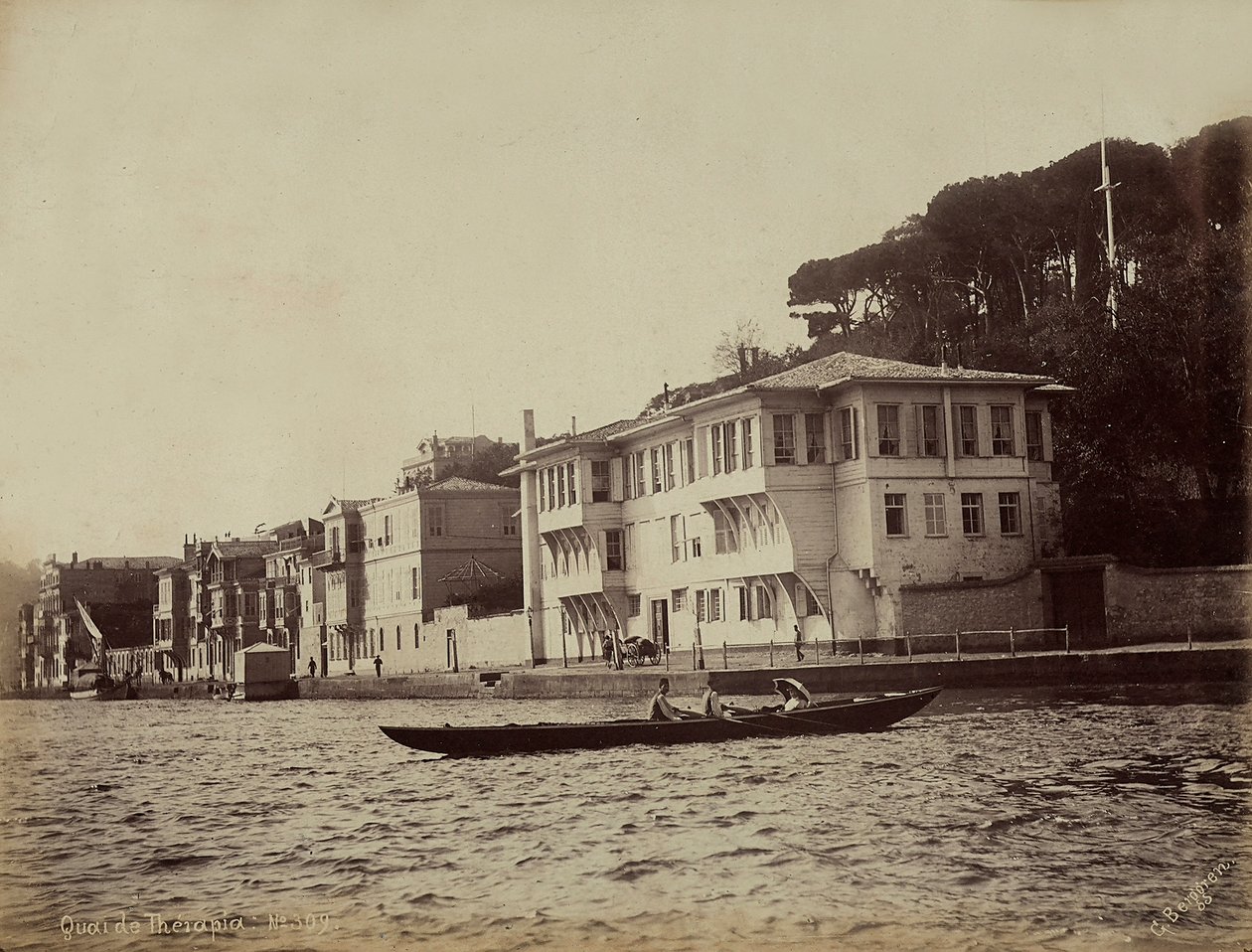 Bâtiments le long de la baie de Tarabya, sur la mer de Marmara, Turquie - Guillaume Berggren