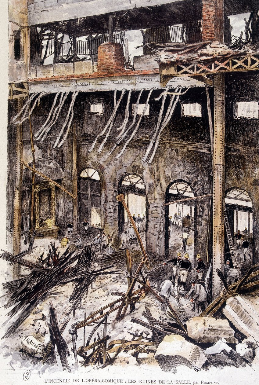 Pompiers travaillant dans les ruines de la salle de l