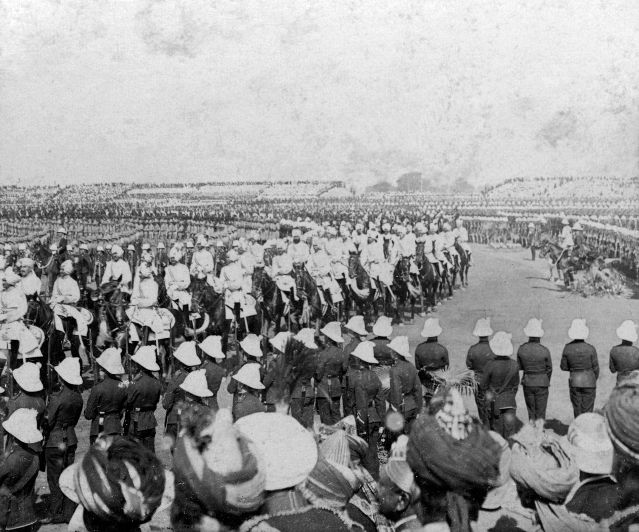 Le Corps des cadets impériaux escortant leurs majestés dans l