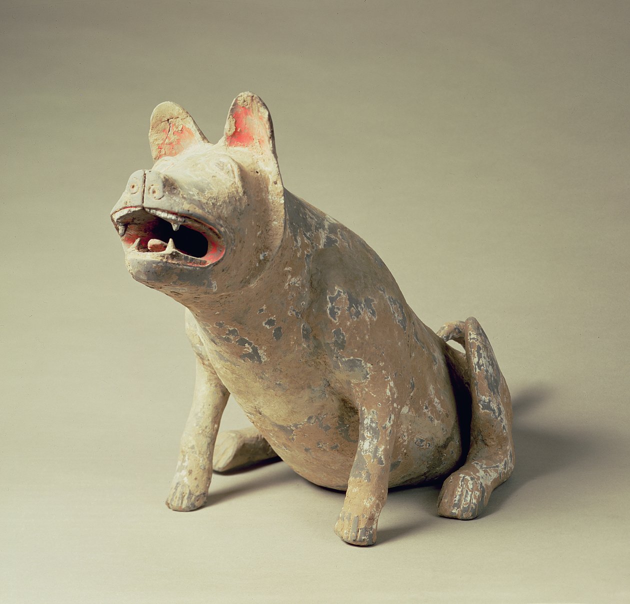 Chien assis en poterie chinoise ancienne, artefact funéraire, dynastie Han, 206 av. J.-C.-220 apr. J.-C. - Han Dynasty Chinese School