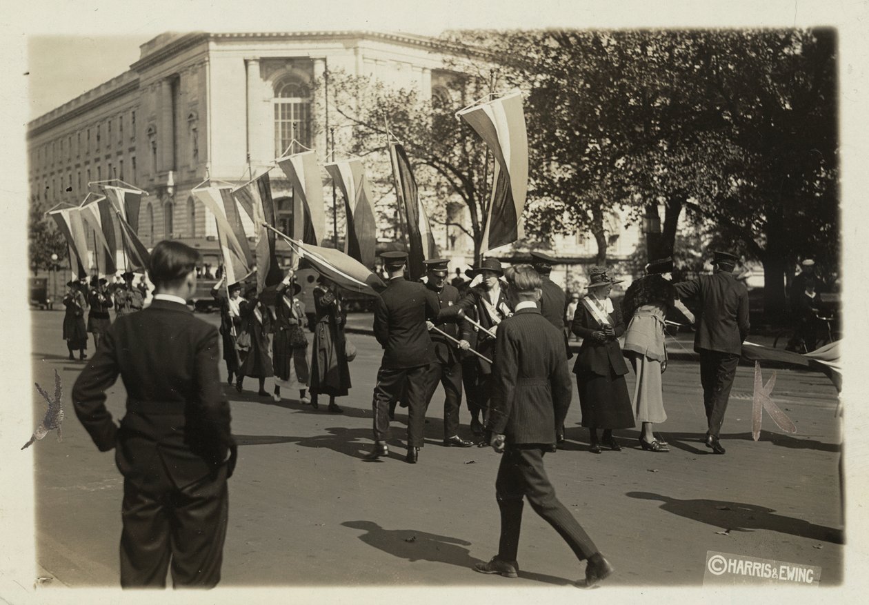 La police saisit les bannières des suffragistes avant qu