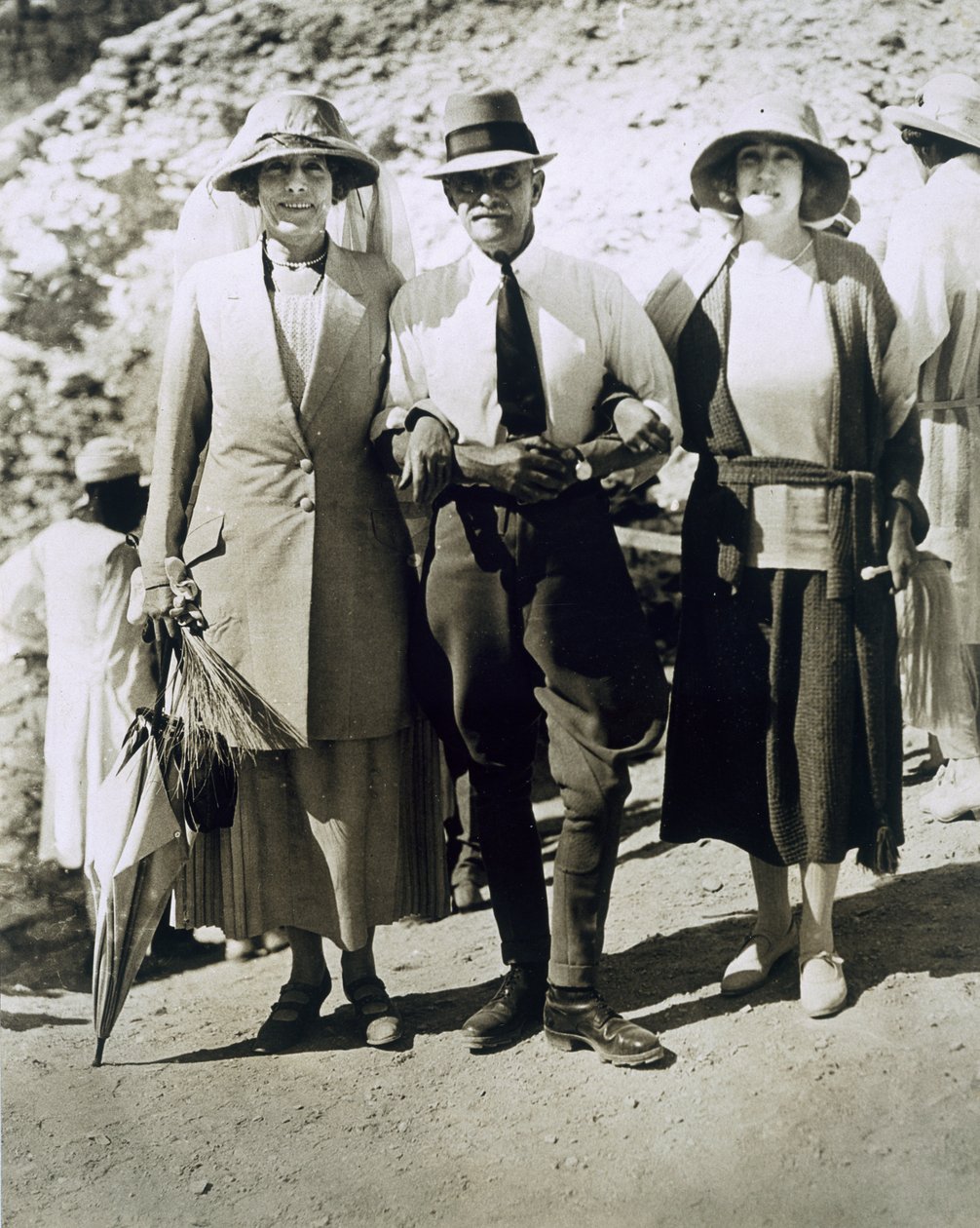 De gauche à droite : Lady Somerleyton, Colonel Watson Pasha et la Hon. Lady Alexander à la tombe de Toutankhamon, Vallée des Rois - Harry Burton