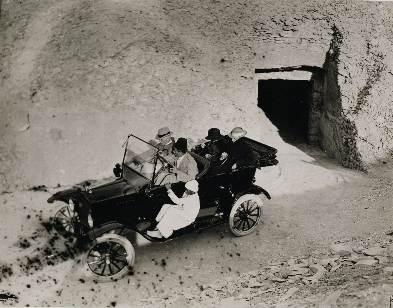 Première visite de Lord Carnarvon à la Vallée des Rois : Lord Carnarvon (1866-1923) et son groupe en voiture - Harry Burton