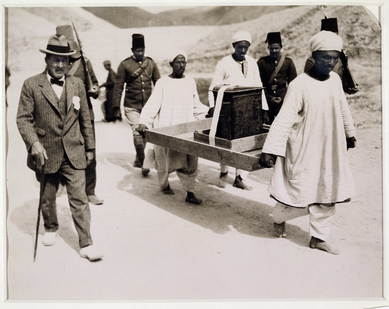 Retrait du sanctuaire doré de la Tombe de Toutankhamon, Vallée des Rois - Harry Burton