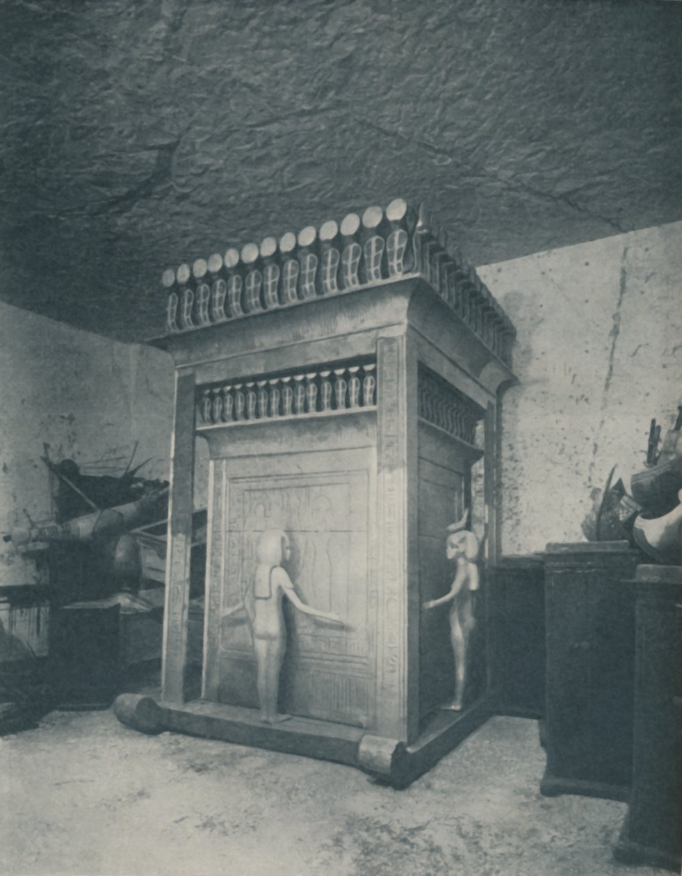 Sanctuaire canope richement sculpté et scintillant d