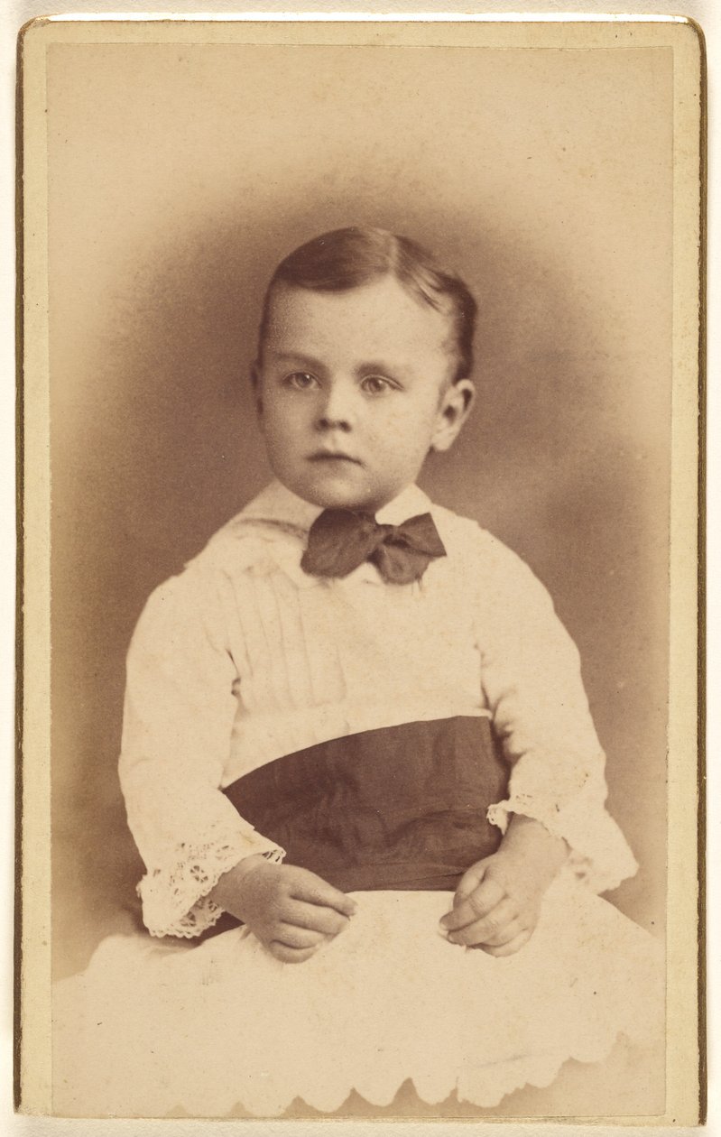[Petit garçon non identifié portant un nœud papillon, assis] - Hastings and White and Fisher