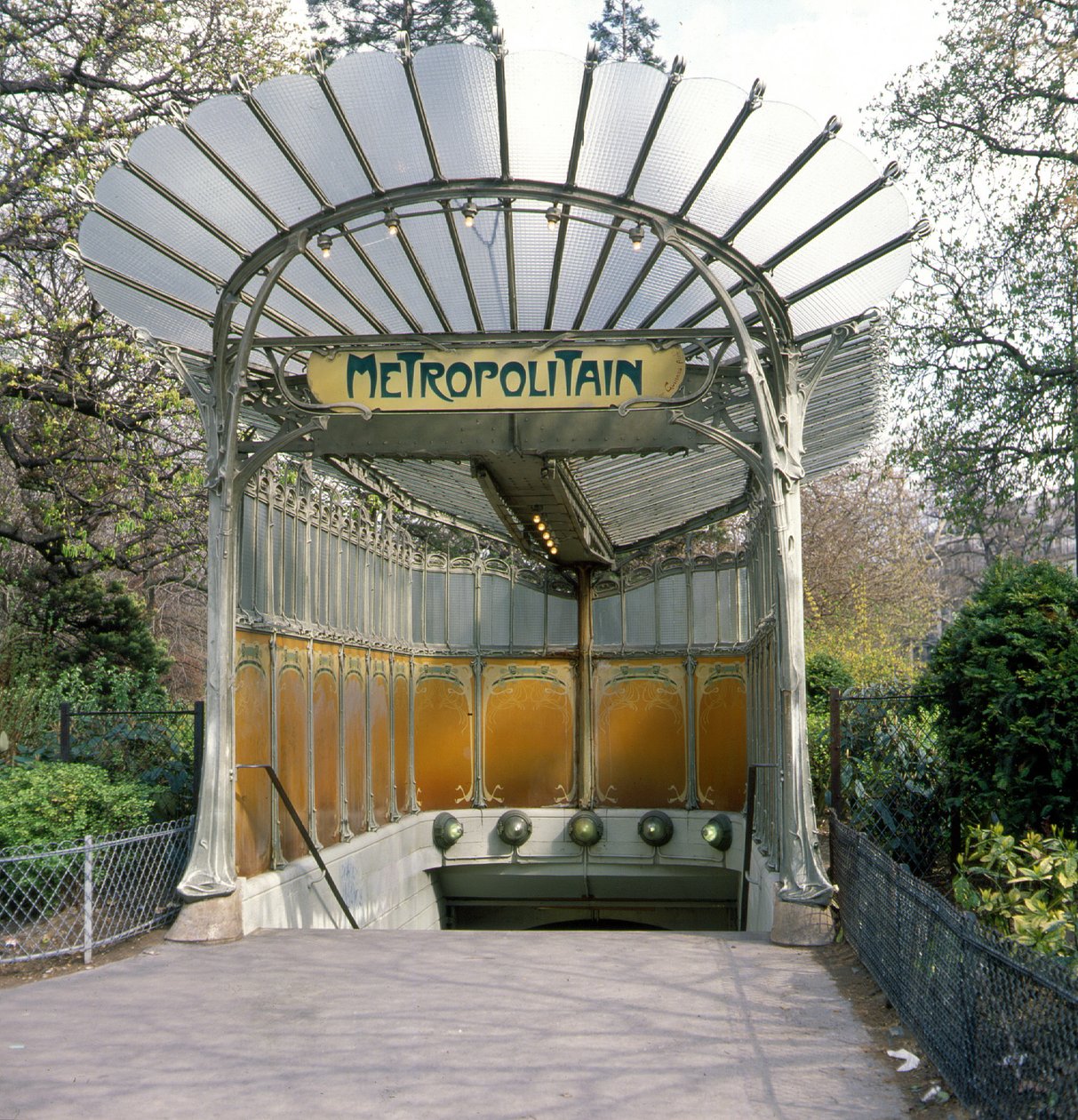 Porte Dauphine, station de métro, architecture Guimard. - Hector Guimard