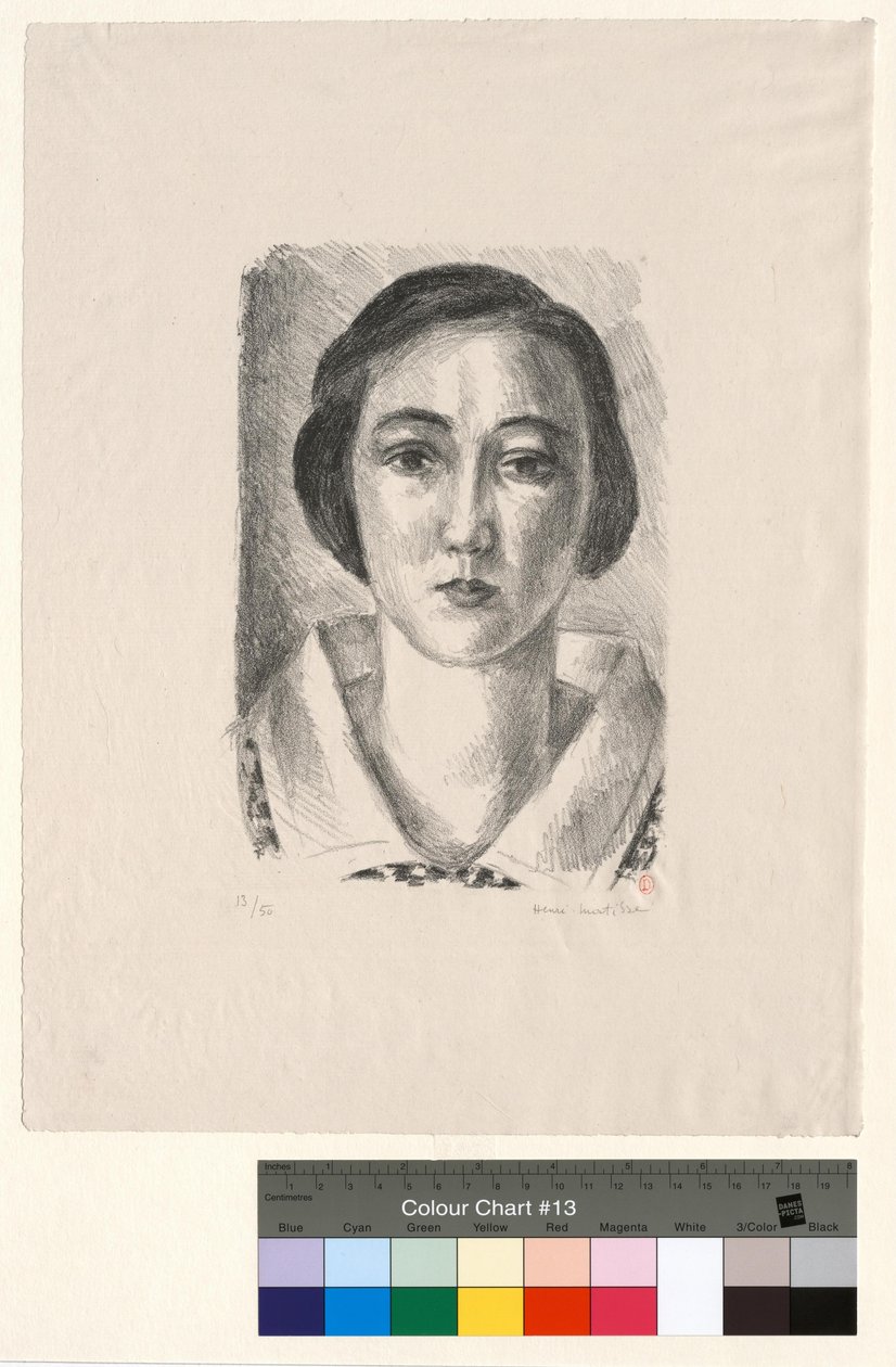 Jeune fille en robe fleurie au col d