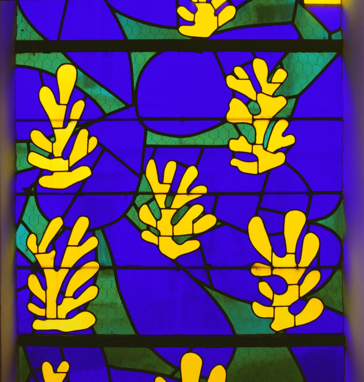 Vitrail "Arbre de vie" derrière l