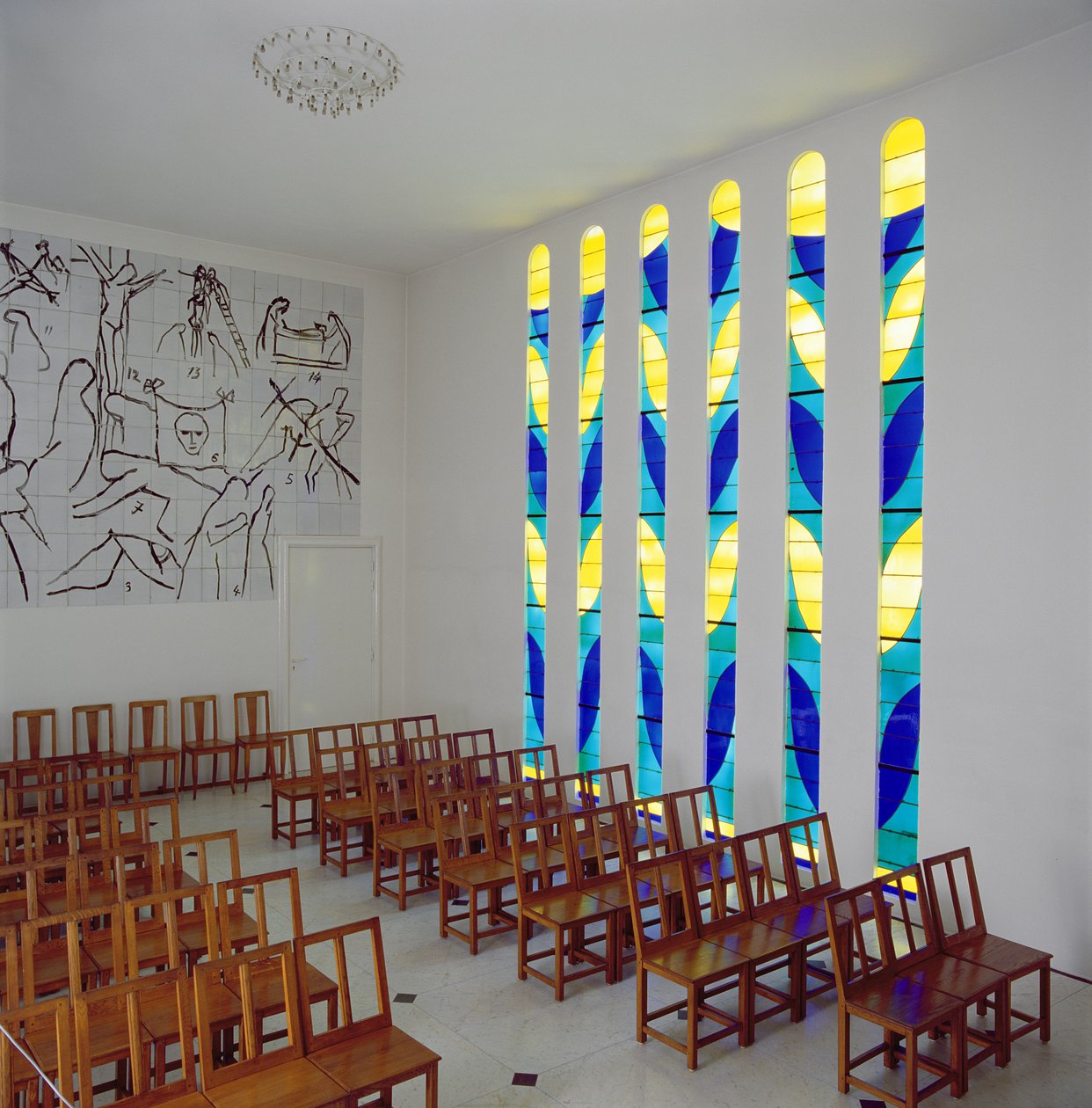 Vue de la nef, du vitrail latéral et du chemin de croix de la chapelle du Rosaire, Vence - Henri Matisse