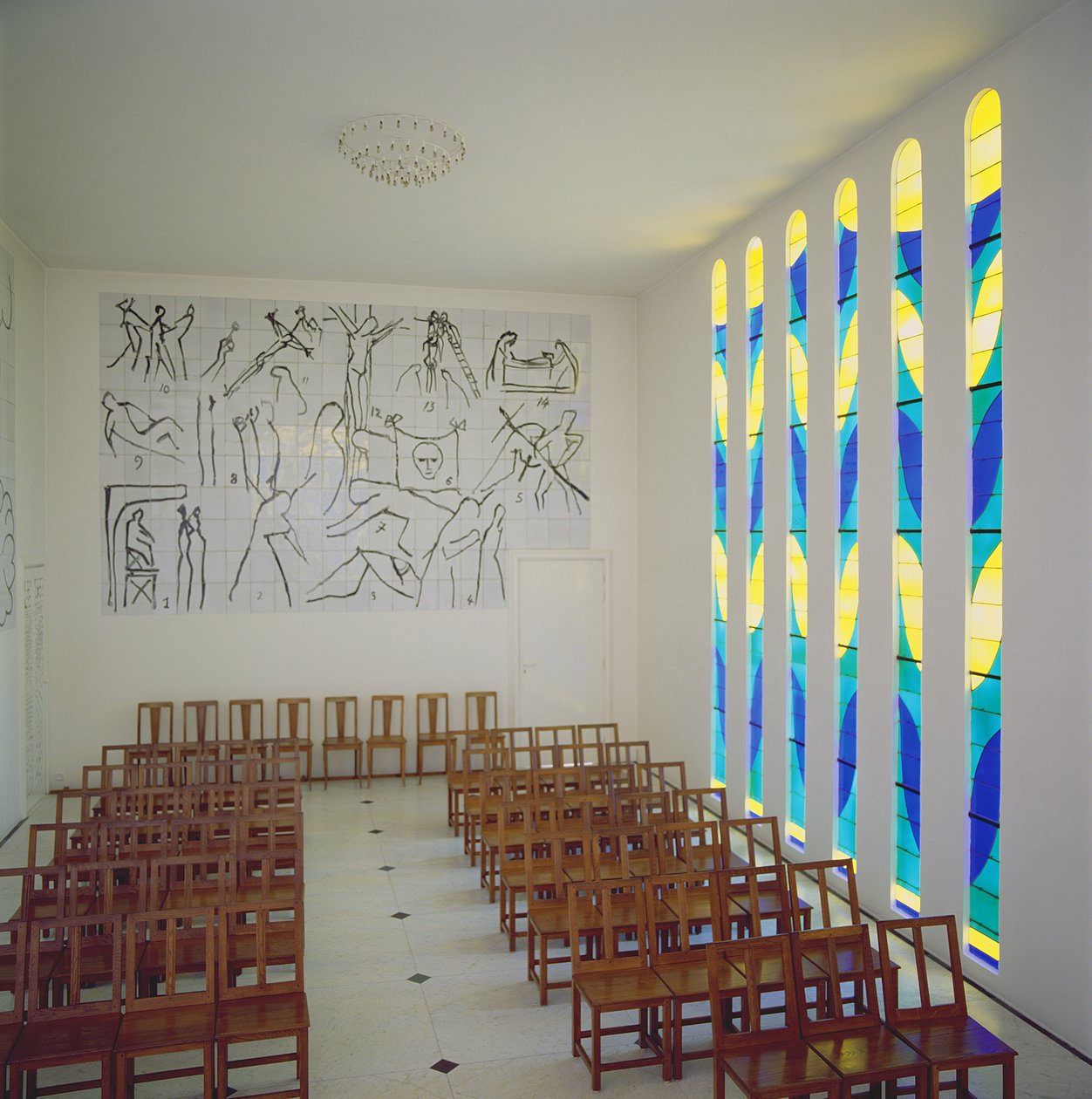Vue de la nef, du vitrail latéral et du chemin de croix de la chapelle du Rosaire, Vence - Henri Matisse