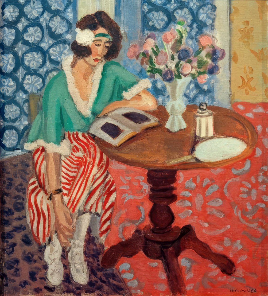 Femme lisant à une table (en robe rayée verte et rouge) - Henri Matisse