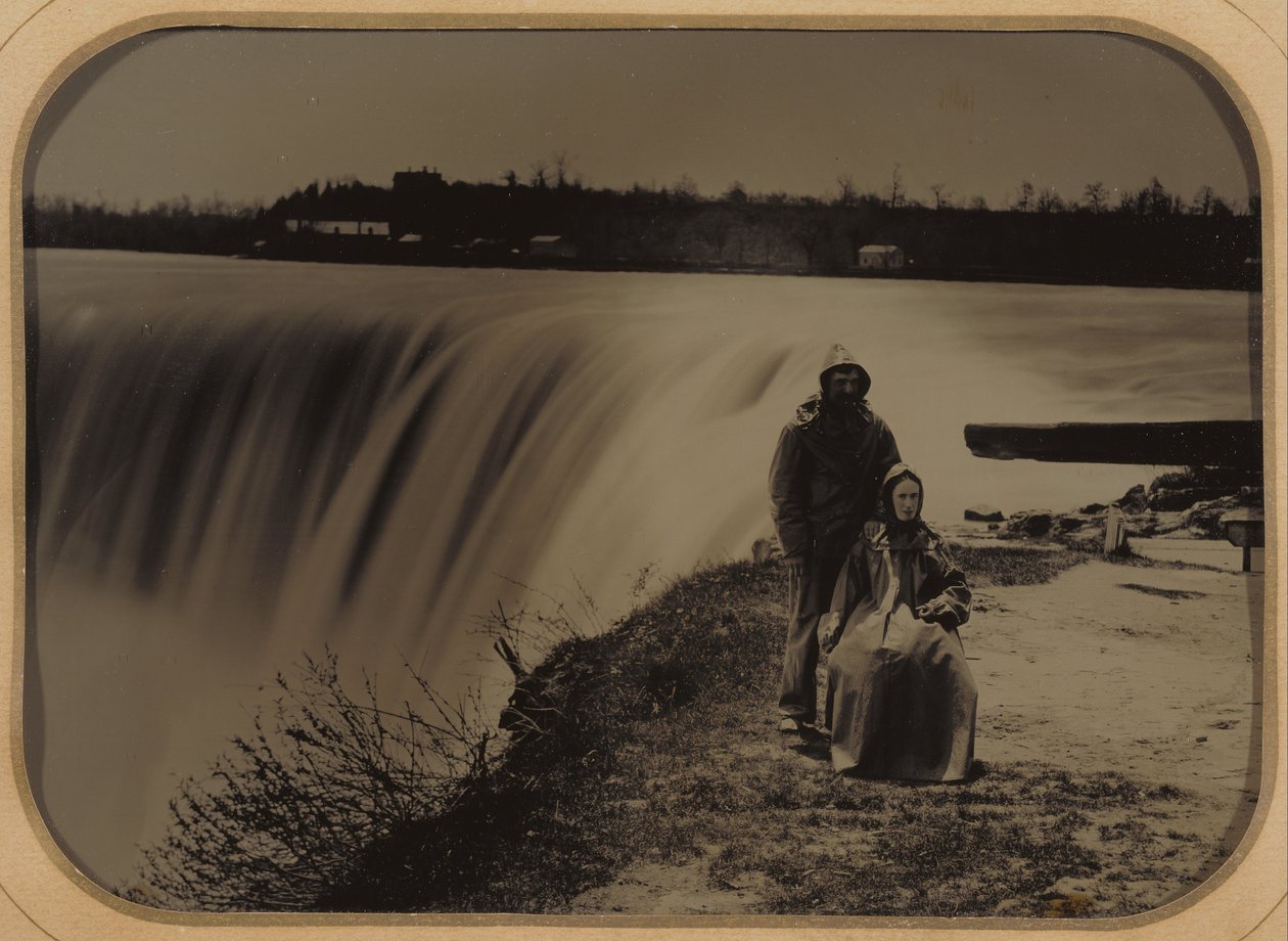 Couple aux chutes du Niagara en imperméables - Henry Hollister