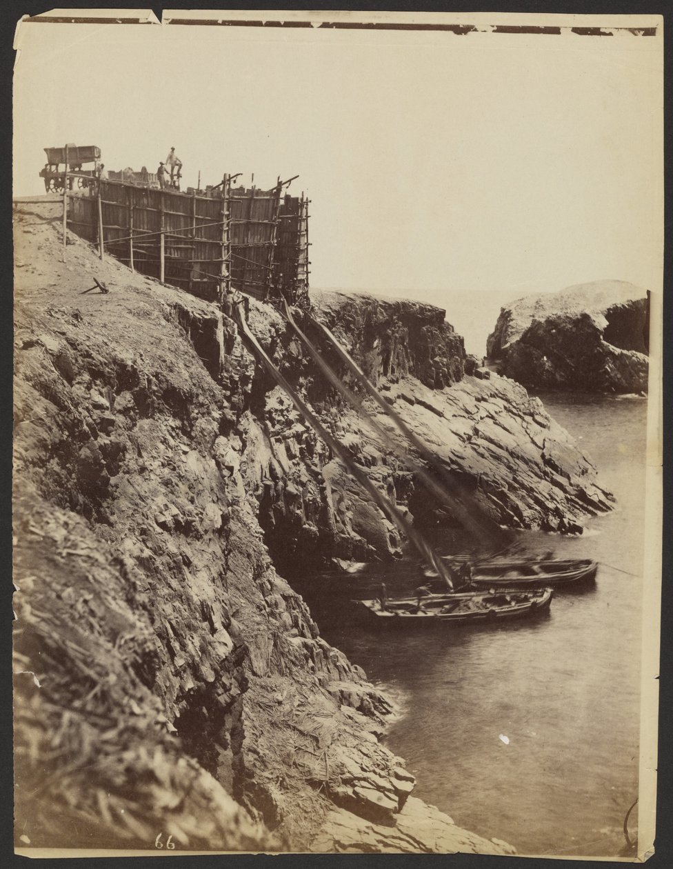 Tirs pour charger les briquets de guano, îles Chincha - Henry DeWitt Moulton